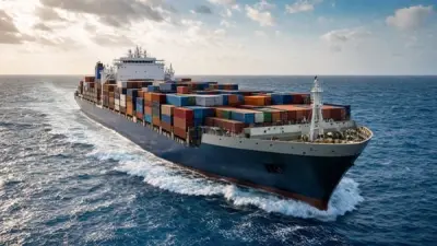 Navio porta-containers navegando em oceano para transporte internacional de cargas